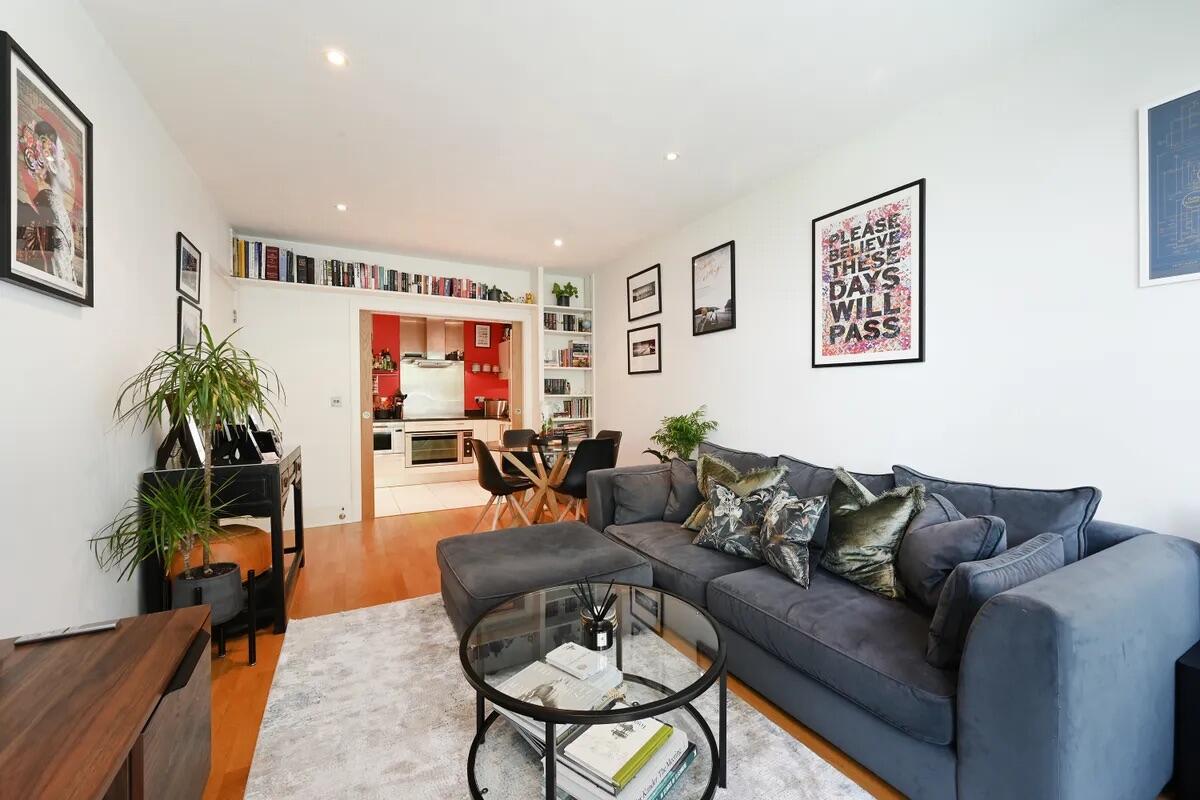 2 bed property in Battersea Reach, London